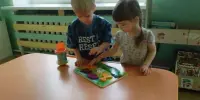 Первые шаги в мир дружбы: малыши осваиваются в детском саду
